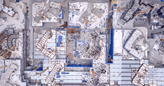 크레인이 있는 대형 건설 현장