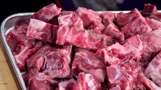 금속 쟁반 위의 생고기 조각