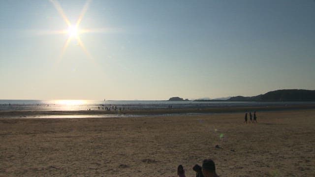 Crowded Tidal Beach from Afternoon to Sunset