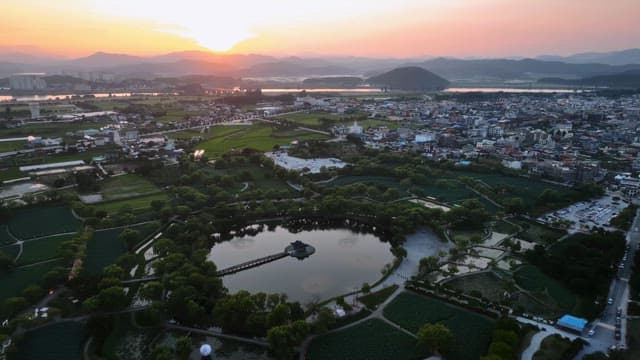 해질녘 공원이 보이는 경치 좋은 마을