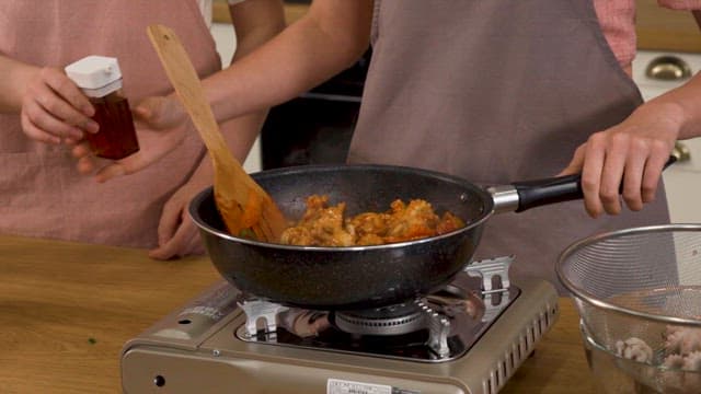 나무주걱으로 휘저어지는 매운 쭈꾸미 볶음