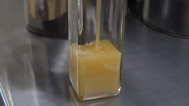 투명한 유리병에 주스를 붓는 모습