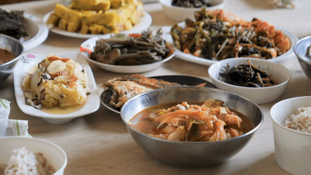 테이블 위 다양한 한국 요리