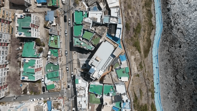 다채로운 지붕과 해안 도로