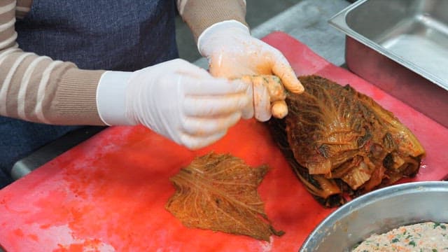 김치로 고기를 싼 김치롤 준비하기