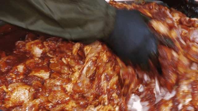 대야에서 섞이는 양념된 닭갈비 고기