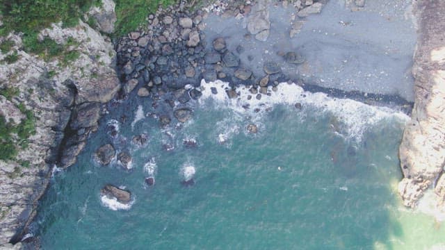 파도가 부딪히는 바위 해안선