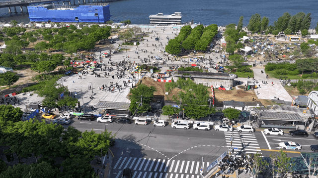 사람들과 차들이 있는 번화한 도시 광장