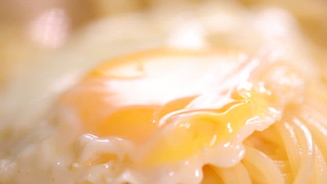 면 위에 터지는 달걀 노른자