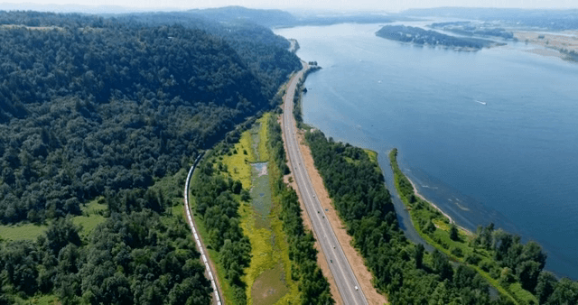 고속도로와 숲이 있는 경치 좋은 강