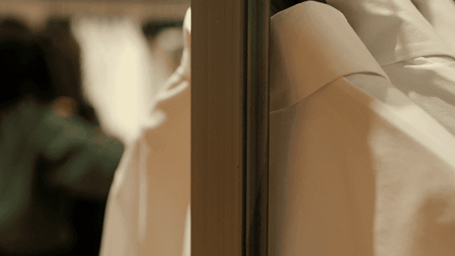 깔끔하게 정리된 흰 셔츠들