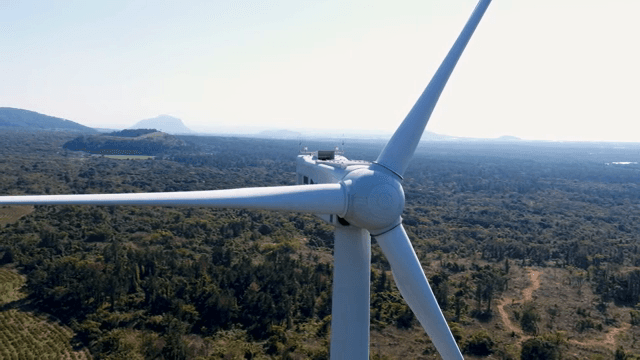 넓은 녹색 풍경 속 풍력 터빈