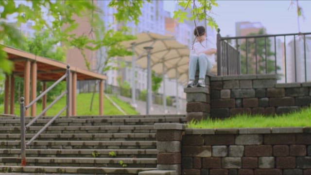 도시 공원 계단을 경쾌하게 뛰어 내려가는 남자