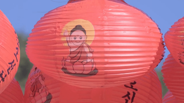 불교 상징이 있는 빨간 등불