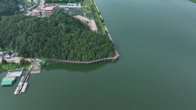 잔잔한 호수와 푸르고 울창한 산 풍경