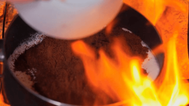 재료를 넣어 불 위에서 요리하기