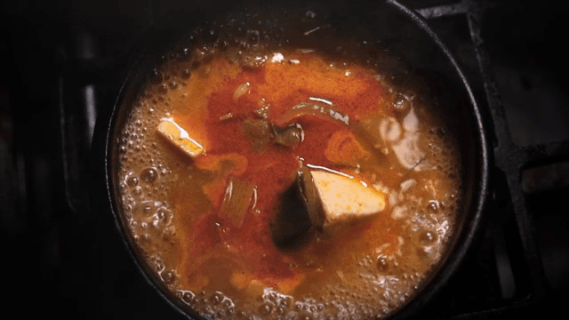 뚝배기에서 끓고 있는 된장찌개