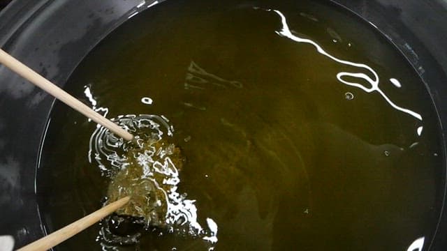 뜨거운 기름에 음식 튀기기