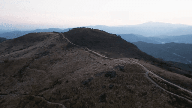 안개가 낀 새벽 산 풍경