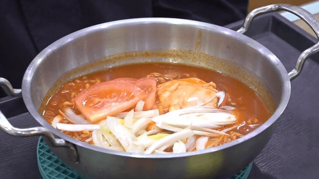 라면과 김치, 단무지가 있는 냄비