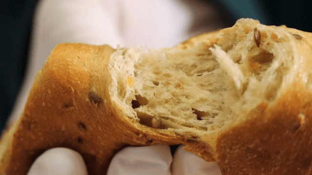 갓 구운 베이글을 찢는 모습