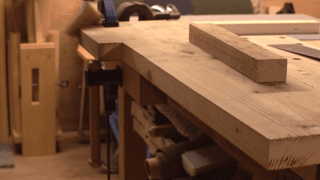 작업대에서 붓으로 목공 작업