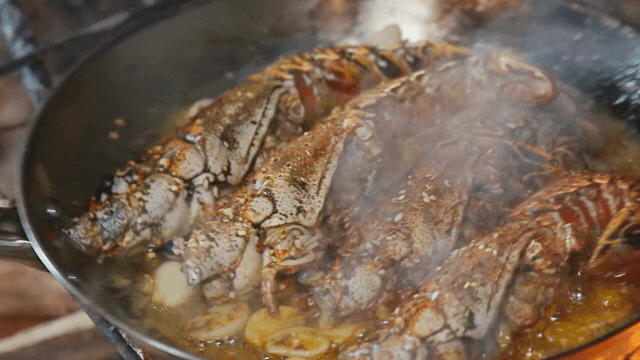 불 위에서 요리되는 바닷가재