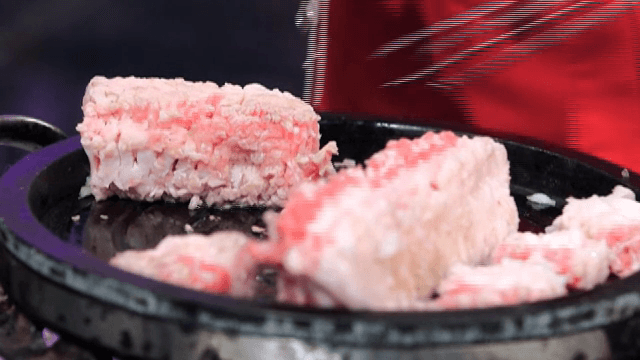 뜨거운 철판 위에서 자르는 생삼겹살