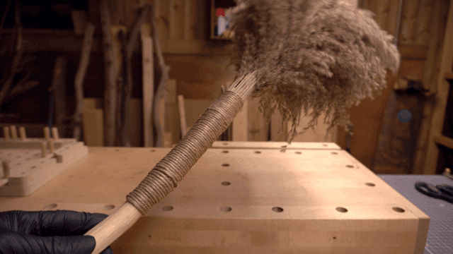 수제 먼지떨이를 만드는 사람