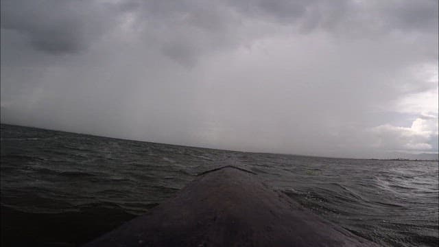 배를 타고 지나가는 인레 호수