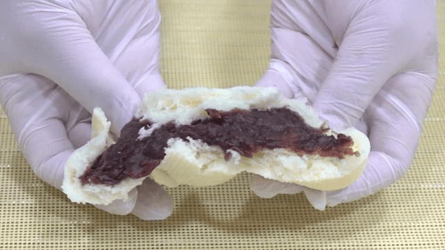 팥으로 가득 찬 찐빵