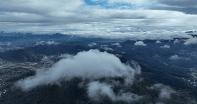산맥 위로 구름이 떠다니는 모습