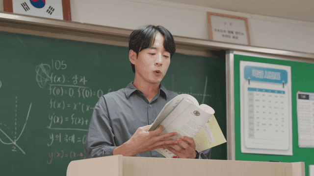 교실에서 강의하는 선생님