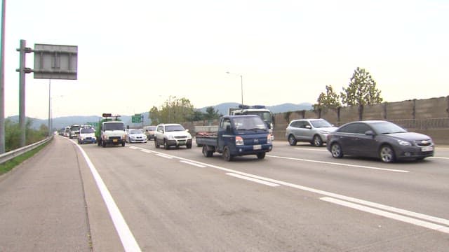 자동차들이 다니는 교외 고속도로의 교통 흐름