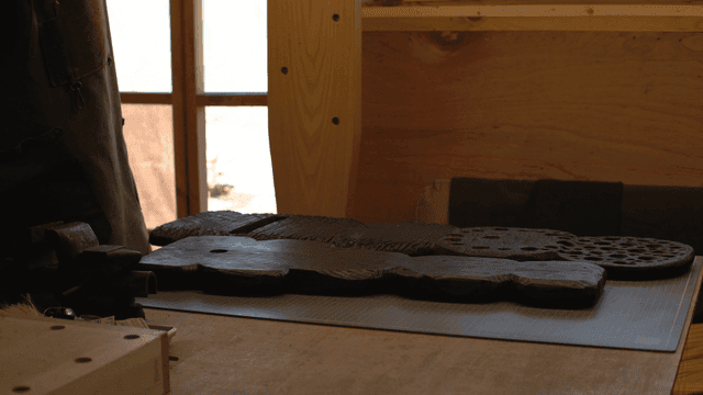 작업장에서 준비 중인 목공예품