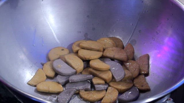 팬에서 조리 중인 짤린 씨반죽