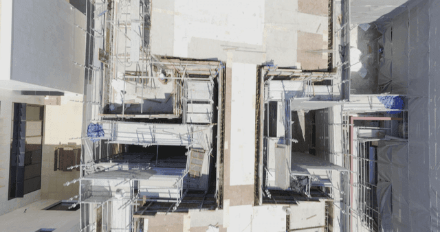 비계와 자재가 있는 건설 현장