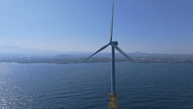 맑은 하늘 아래 바다의 풍력 터빈