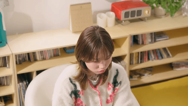 실내에서 작업에 집중한 여성