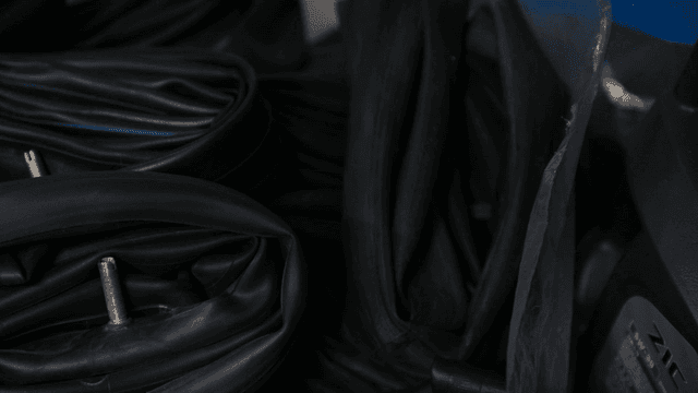 검은 고무 튜브 더미