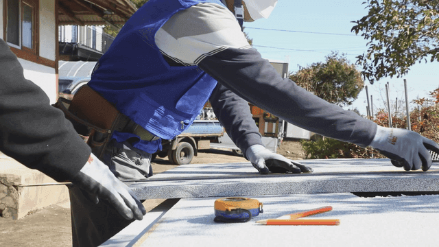 자재를 측정하고 자르는 작업자들