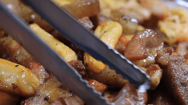 Grilled pork belly with garlic and pork rinds