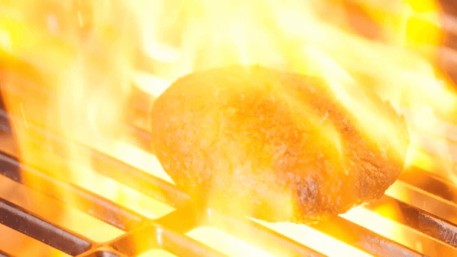 바비큐에서 육즙이 풍부한 버거 패티 굽기