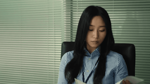회의를 하며 서류를 검토하는 여성