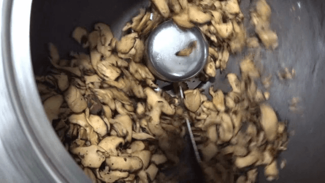 식품 가공기에서 버섯이 볶아지는 모습