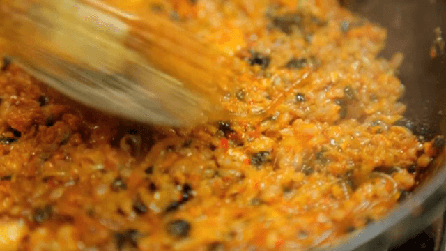 팬에서 볶아지는 볶음밥