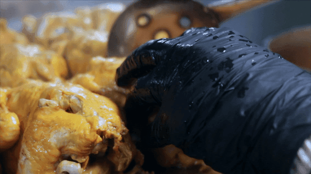 트레이 위에 담긴 삶은 닭과 상황버섯