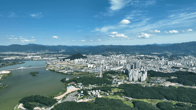 Vast city surrounded by mountains