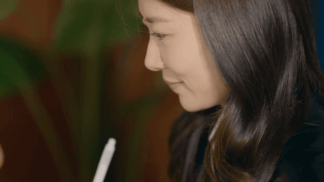 만족스러운 표정을 짓는 여성