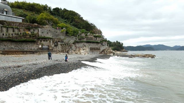 파도가 치는 해안의 석조 구조물